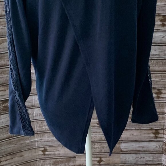 MAX  JEANS Navy Top with Crochet Sleeves  and Open Back detail.  Scoop Neck - Picture 4 of 7